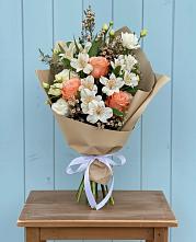 Букет цветов из:  Альстромерии, Лизиантусы, Розы и Хризантемы в Турки