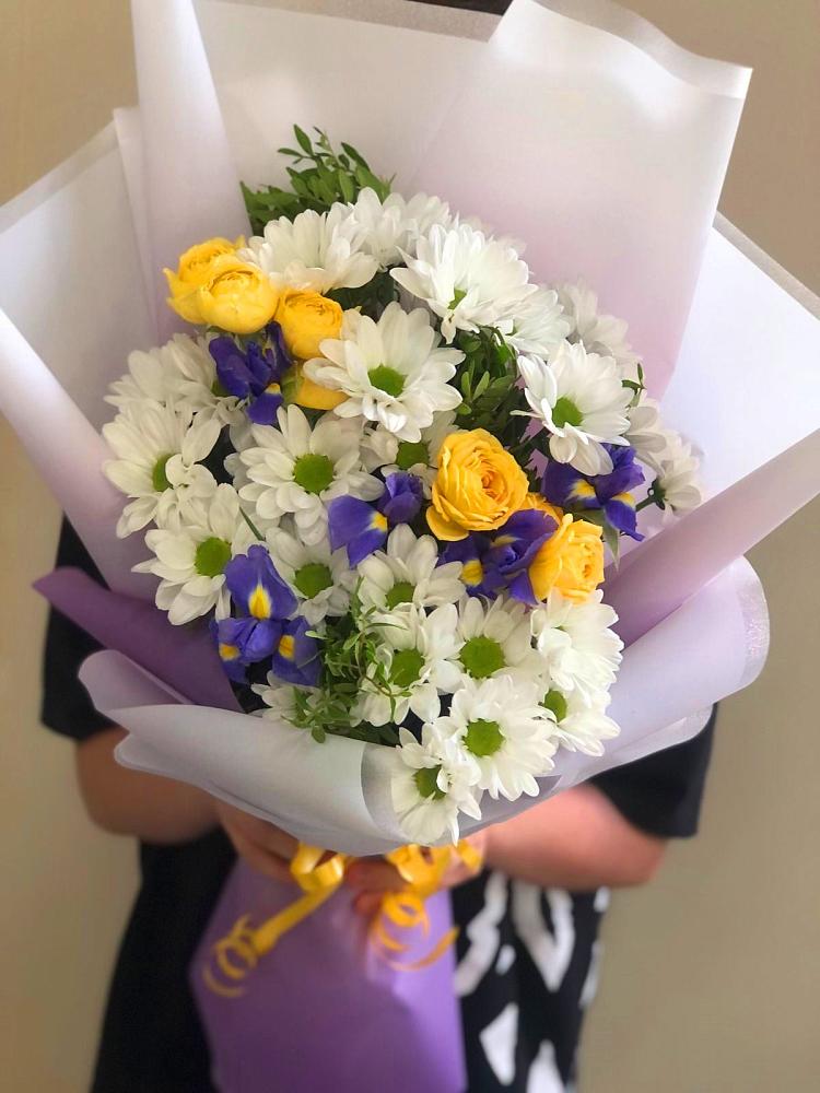 Букет цветов из: Ирисы, Хризантемы и Розы в Турки