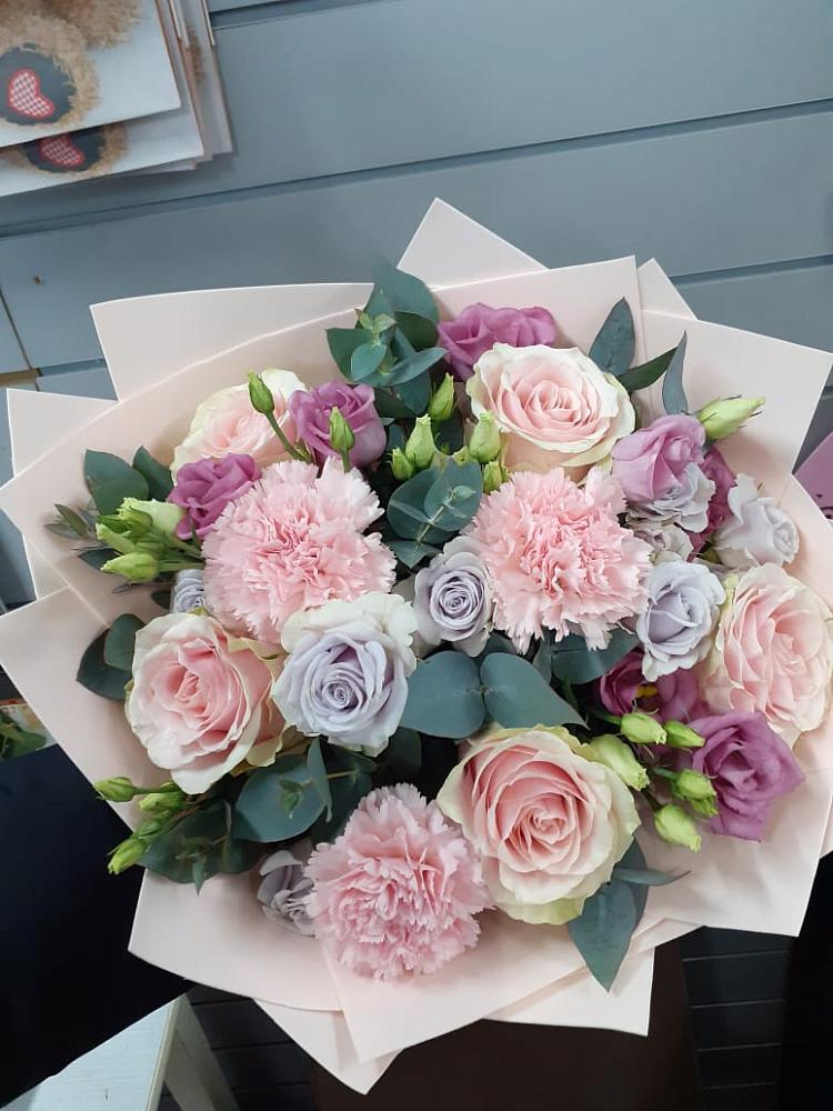 Букет цветов из: Розы, Гвоздики и Лизиантусы в Турки